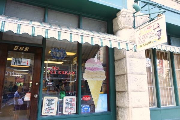 テキサス州サンアントニオのリバーウォークのレトロなお店で甘いアイスを食べるならここ！